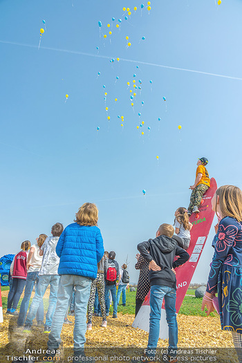 GreenTech BioCampus Opening - Seehof, Donnerskirchen - Di 29.03.2022 - Kinder lassen Luftballons als Friedenszeichen für die Ukraine s150