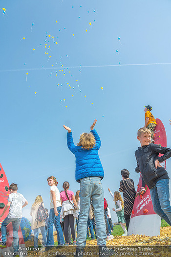 GreenTech BioCampus Opening - Seehof, Donnerskirchen - Di 29.03.2022 - Kinder lassen Luftballons als Friedenszeichen für die Ukraine s151