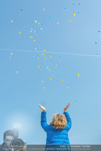 GreenTech BioCampus Opening - Seehof, Donnerskirchen - Di 29.03.2022 - Kinder lassen Luftballons als Friedenszeichen für die Ukraine s152