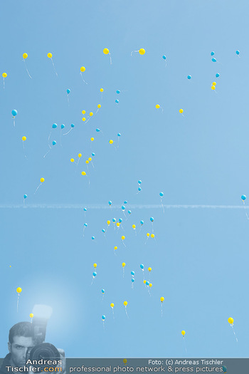 GreenTech BioCampus Opening - Seehof, Donnerskirchen - Di 29.03.2022 - gelbe und blaue Luftballons, Himmel, Frieden, Ukrainekrise, Frie153
