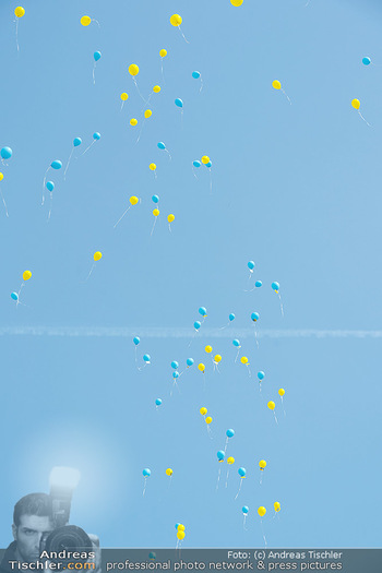 GreenTech BioCampus Opening - Seehof, Donnerskirchen - Di 29.03.2022 - gelbe und blaue Luftballons, Himmel, Frieden, Ukrainekrise, Frie154