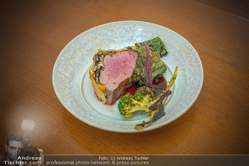 Presseshooting ´Ein seltsames Paar´ - Privatküche Max Stiegl, Wien - Mi 30.03.2022 - das fertige Gericht Beef Wellington auf Teller, angerichtet, foo70