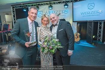 Saison Opening - Werzer´s Hotel, Pörtschach - Fr 01.04.2022 - Armin ASSINGER mit Ehefrau Sandra und Award, Laudator Josef320