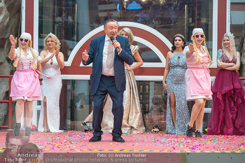 Lugner Tierchen Modenschau - Lugner City, Wien - Sa 07.05.2022 - Richard LUGNER Auftritt ´i bin da Lugner´ mit Tierchen, Ex-Fre54