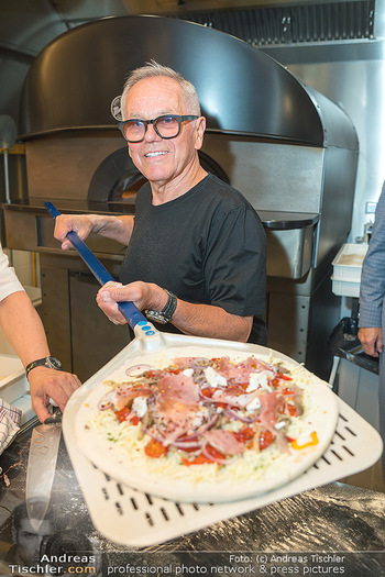 Wolfgang Puck Restauranteröffnung - Flughafen Wien-Schwechat - Di 17.05.2022 - Wolfgang PUCK bereitet Pizza zu in Küche1