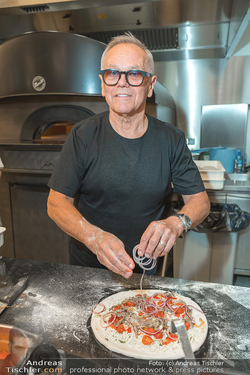 Wolfgang Puck Restauranteröffnung - Flughafen Wien-Schwechat - Di 17.05.2022 - Wolfgang PUCK bereitet Pizza zu in Küche28