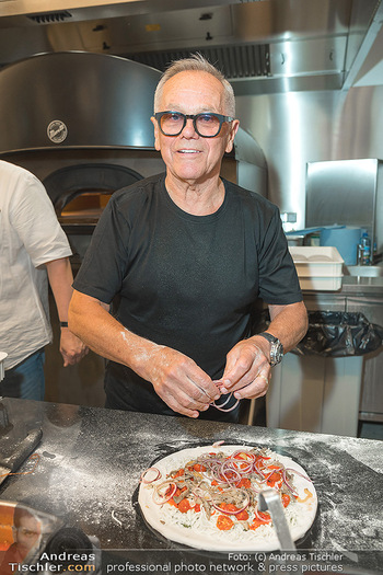 Wolfgang Puck Restauranteröffnung - Flughafen Wien-Schwechat - Di 17.05.2022 - Wolfgang PUCK bereitet Pizza zu in Küche29