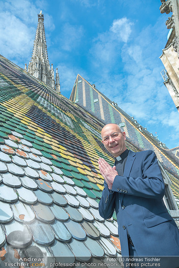 PK Der Glöckner von Notre Dame - Dachboden Stephansdom, Wien - Di 24.05.2022 - Dompfarrer Anton Toni FABER beim Dach des Stephansdoms, Hintergr11