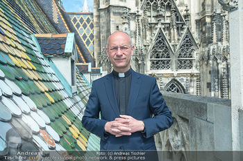 PK Der Glöckner von Notre Dame - Dachboden Stephansdom, Wien - Di 24.05.2022 - Dompfarrer Anton Toni FABER beim Dach des Stephansdoms, Hintergr14