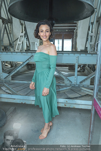 PK Der Glöckner von Notre Dame - Dachboden Stephansdom, Wien - Di 24.05.2022 - Alba ALAOUI vor Pummerin Glocke81