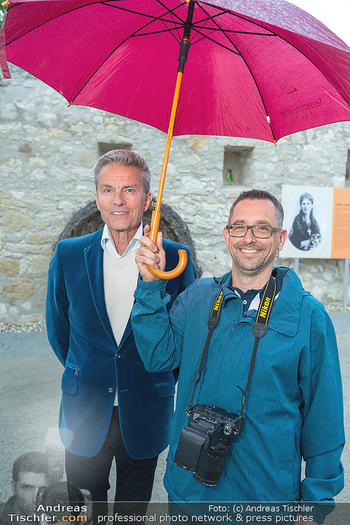 Ausstellungseröffnung ´Vom Gottkönig zum Broadway Star´ - Rust Rathausplatz, Burgenland - Mi 25.05.2022 - Alfons HAIDER hält Regenschirm für Fotografen37