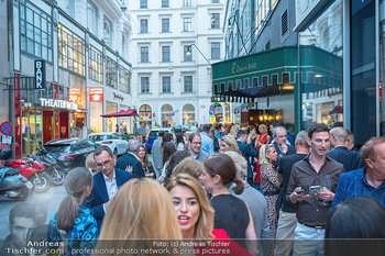 United in Beauty - Amra & GW Cosmetics, Wien - Mi 08.06.2022 - Gäste auf der Straße vor der Eden Bar, Sommerfest, outdoor, Pu156