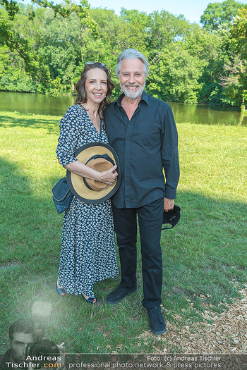 Premiere ´Der Guru´ - Schlosspark Laxenburg, NÖ - So 12.06.2022 - Adi HIRSCHAL mit Ehefrau Ela35