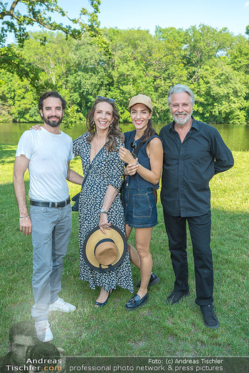 Premiere ´Der Guru´ - Schlosspark Laxenburg, NÖ - So 12.06.2022 - Familie Adi und Ela HIRSCHAL mit Kindern Geronimo und Maddalena-44