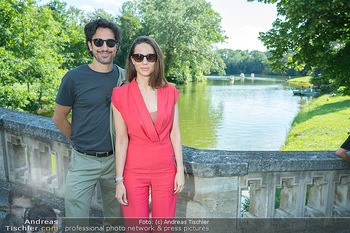 Premiere ´Der Guru´ - Schlosspark Laxenburg, NÖ - So 12.06.2022 - Stefano BERNARDIN mit Freundin Ulrike Uli AUERBÖCK53