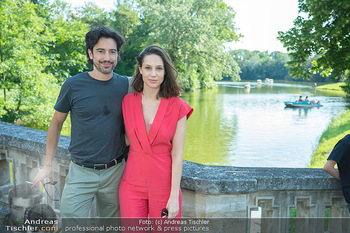Premiere ´Der Guru´ - Schlosspark Laxenburg, NÖ - So 12.06.2022 - Stefano BERNARDIN mit Freundin Ulrike Uli AUERBÖCK54