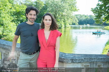 Premiere ´Der Guru´ - Schlosspark Laxenburg, NÖ - So 12.06.2022 - Stefano BERNARDIN mit Freundin Ulrike Uli AUERBÖCK55