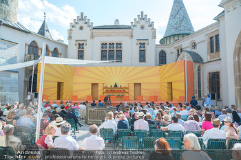 Premiere ´Der Guru´ - Schlosspark Laxenburg, NÖ - So 12.06.2022 - Bühne und Publikum, Innenhof, Burghof, Zuschauer, open air57