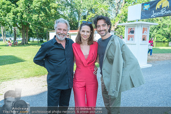 Premiere ´Der Guru´ - Schlosspark Laxenburg, NÖ - So 12.06.2022 - Adi HIRSCHAL, Stefano BERNARDIN mit Freundin Ulrike Uli AUERBÖC59