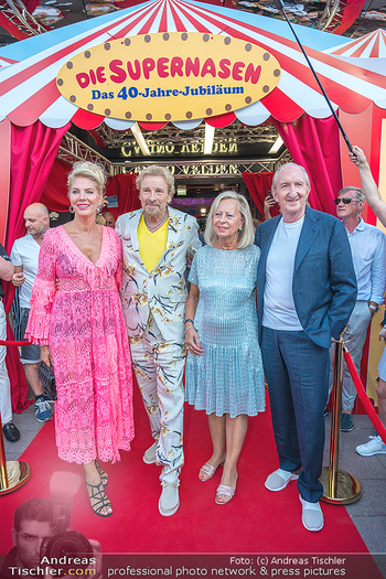 40 Jahre Supernasen - Velden, Kärnten - Fr 17.06.2022 - Thomas GOTTSCHALK mit Freundin Karine MROß, Mike und Birgit KR206