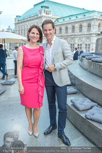 RLB OÖ Sommerfest - Albertina - Di 28.06.2022 - Karoline EDTSTADLER mit Freund Marton MATURA4