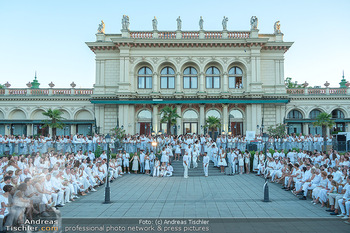 Sommernachtsball 2022 - Kursalon, Wien - Sa 02.07.2022 - Gäste beim Kursalon kurz vor Balleröffnung, outdoor46