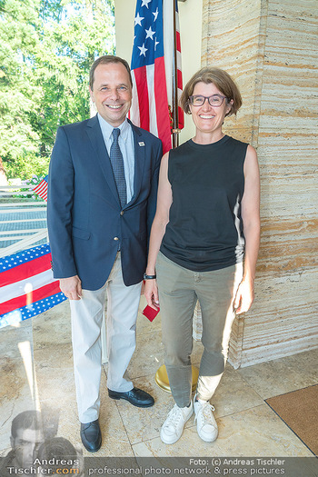 Independence Day Party - Residenz der US-Botschaft, Wien - Mi 06.07.2022 - Philipp BODZENTA mit Ehefrau Anni3