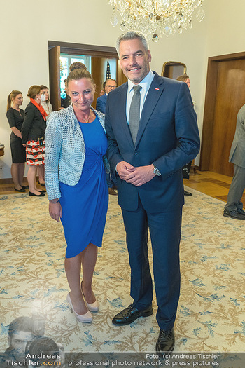 Independence Day Party - Residenz der US-Botschaft, Wien - Mi 06.07.2022 - Karl NEHAMMER mit Ehefrau Katharina47