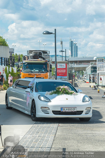 Hochzeit Heimo und Beatrice Turin - Admiral Tegetthoff, Wien - Sa 09.07.2022 - Ankunft der Braut im Stretch-Porsche Panamera23