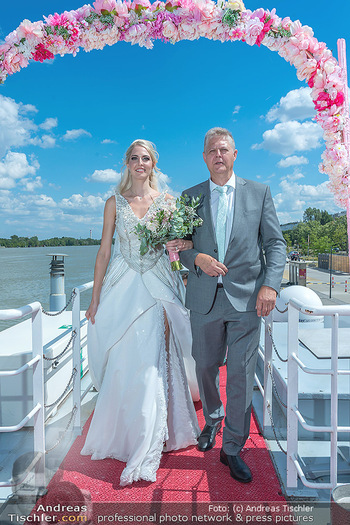 Hochzeit Heimo und Beatrice Turin - Admiral Tegetthoff, Wien - Sa 09.07.2022 - Beatrice KÖRMER (Turin) bei der Ankunft mit Vater Otto34