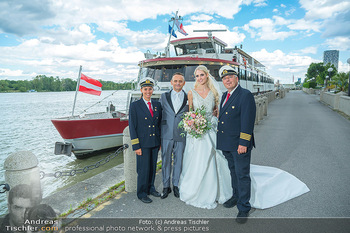 Hochzeit Heimo und Beatrice Turin - Admiral Tegetthoff, Wien - Sa 09.07.2022 - Brautpaar Beatrice (KÖRMER) und Heimo TURIN mit Schiffskapitän97