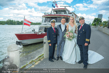 Hochzeit Heimo und Beatrice Turin - Admiral Tegetthoff, Wien - Sa 09.07.2022 - Brautpaar Beatrice (KÖRMER) und Heimo TURIN mit Schiffskapitän98