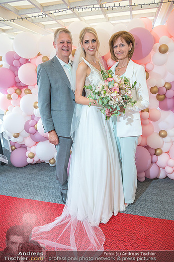 Hochzeit Heimo und Beatrice Turin - Admiral Tegetthoff, Wien - Sa 09.07.2022 - Braut Beatrice (KÖRMER) TURIN mit Eltern Otto und Christa114