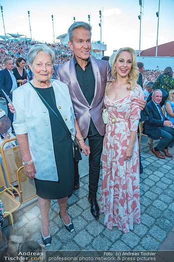 Premiere Der König und ich - Seebühne Mörbisch - Do 14.07.2022 - Silvia SCHNEIDER, Alfons HAIDER mit Mutter Anna89