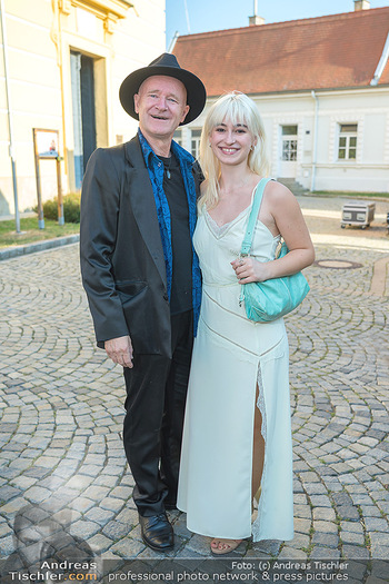 Premiere ´Der Floh im Ohr´ - Stockerau - Do 28.07.2022 - Gernot KRANNER mit Tochter Olivia23