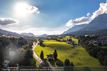 Sunset Luftbilder - Tirol - Mo 22.08.2022 - Idyllischer Blick Going am Wilden Kaiser Richtung Söll, Sonne, 1