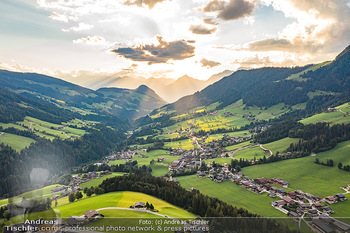Sunset Luftbilder - Tirol - Mo 22.08.2022 - Sonnenuntergang im Alpbachtal während Europäisches Forum Alpba3