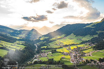 Sunset Luftbilder - Tirol - Mo 22.08.2022 - Sonnenuntergang im Alpbachtal während Europäisches Forum Alpba4