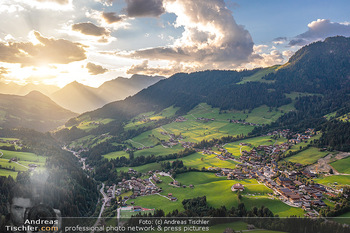 Sunset Luftbilder - Tirol - Mo 22.08.2022 - Sonnenuntergang im Alpbachtal während Europäisches Forum Alpba5