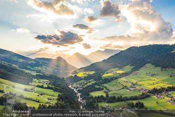 Sunset Luftbilder - Tirol - Mo 22.08.2022 - Sonnenuntergang im Alpbachtal während Europäisches Forum Alpba6