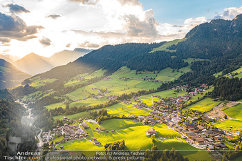 Sunset Luftbilder - Tirol - Mo 22.08.2022 - Sonnenuntergang im Alpbachtal während Europäisches Forum Alpba9