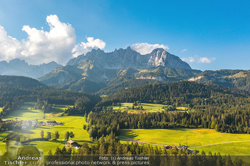 Sunset Luftbilder - Tirol - Mo 22.08.2022 - Idylle Blick auf den Wilden Wilder Kaiser Gebirgskette Tirol, sa12