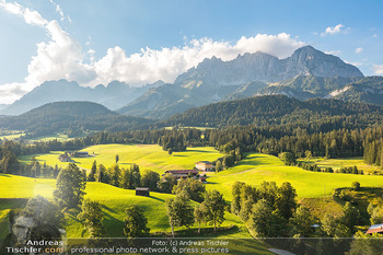 Sunset Luftbilder - Tirol - Mo 22.08.2022 - Idylle Blick auf den Wilden Wilder Kaiser Gebirgskette Tirol, sa23