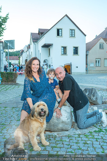 Eröffnungsfest - Terra Pannonia, Eisenstadt - Di 30.08.2022 - Familie Christoph FÄLBL mit Vanessa, Sohn Casper und Hund Goldi27