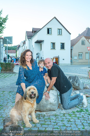 Eröffnungsfest - Terra Pannonia, Eisenstadt - Di 30.08.2022 - Familie Christoph FÄLBL mit Vanessa, Sohn Casper und Hund Goldi28