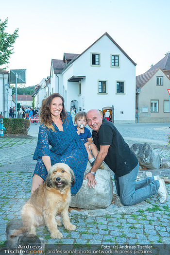 Eröffnungsfest - Terra Pannonia, Eisenstadt - Di 30.08.2022 - Familie Christoph FÄLBL mit Vanessa, Sohn Casper und Hund Goldi29