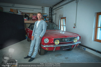 Eröffnungsfest - Terra Pannonia, Eisenstadt - Di 30.08.2022 - Philipp HOCHMAIR bei altem Ford Mustang in Garage43
