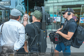 Wildsau beim Schönheitschirurgen - Schönheit2Go, Donauzentrum - Mi 31.08.2022 - Lydia KELOVITZ (Wildsau) mit Filmteam, Christian SINEMUS7