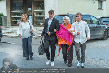Marianne Nentwich 80er - Marchfelderhof - Mo 05.09.2022 - Marianne NENTWICH mit Tochter Hanna FRIED und Enkerl Julian und 2