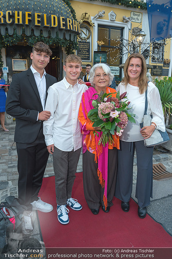 Marianne Nentwich 80er - Marchfelderhof - Mo 05.09.2022 - Marianne NENTWICH mit Tochter Hanna FRIED und Enkerl Julian und 5